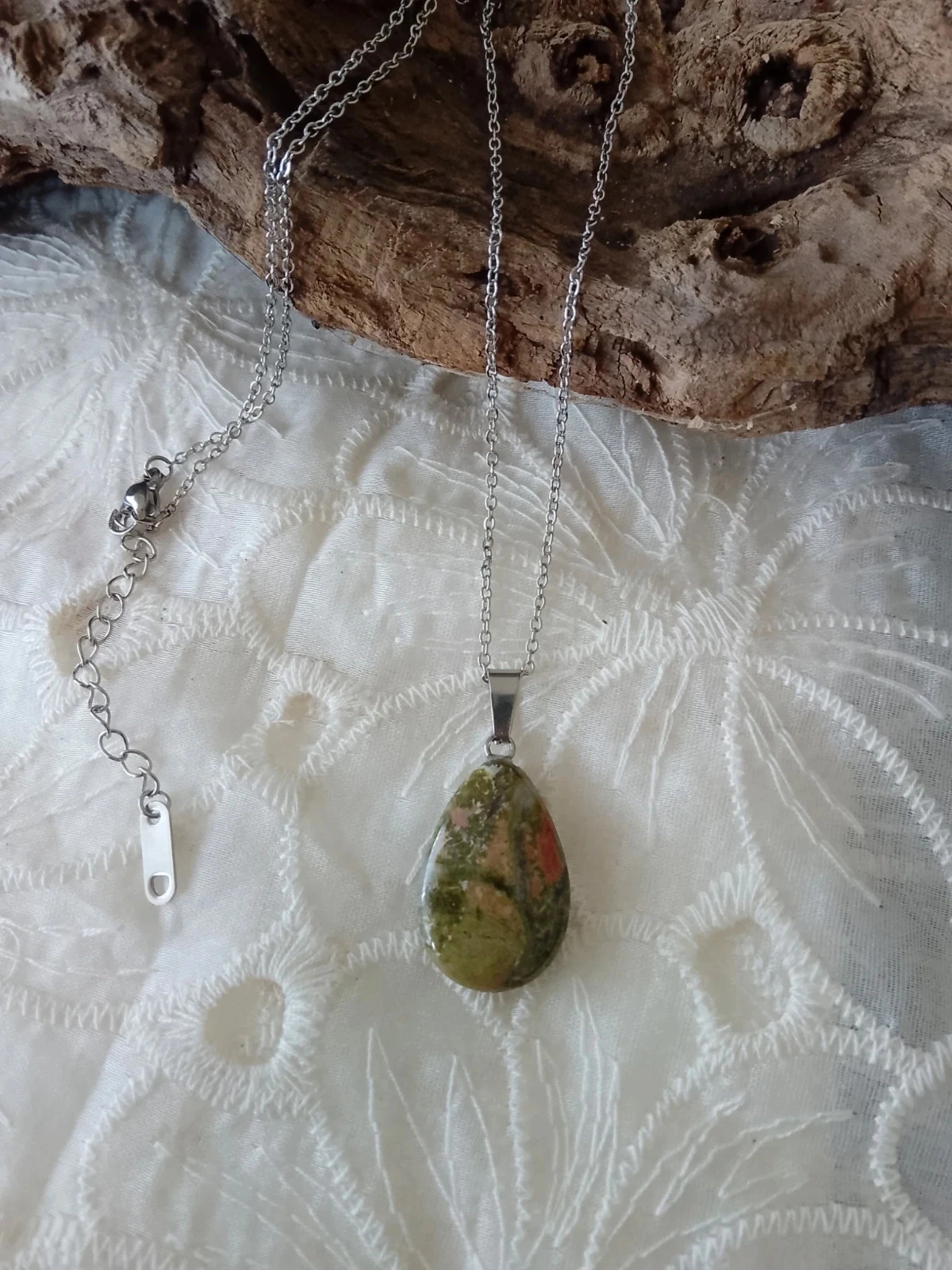 Collier argenté pendentif en pierre verte unakite